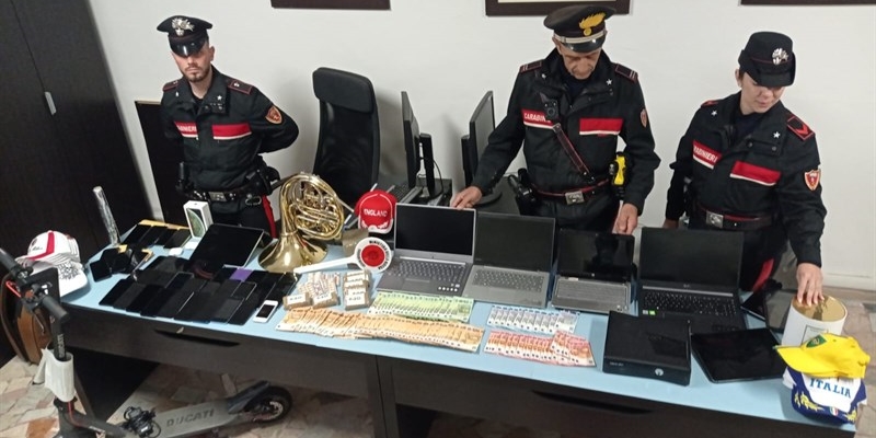 Cascine: i Carabinieri trovano droga, soldi e materiale vario di dubbia provenienza