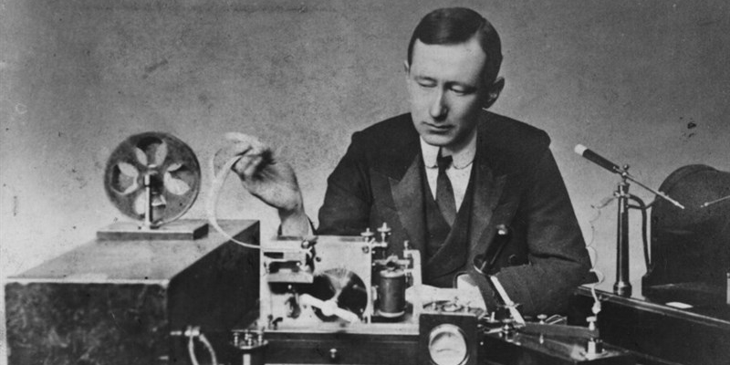 1897 - Marconi brevetta la radio (127 anni fa).