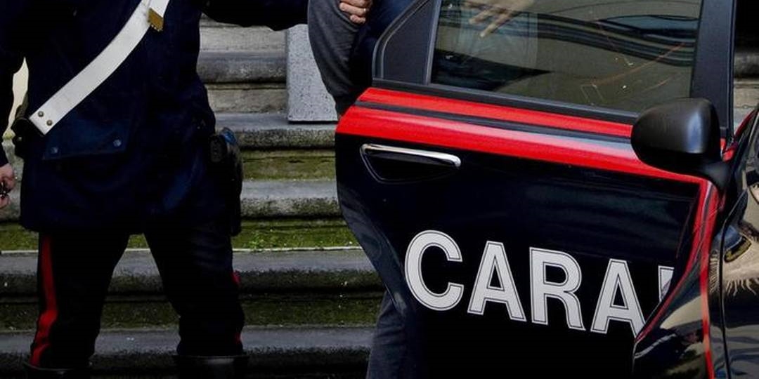 Firenze, beccato in flagranza mentre danneggia le auto in sosta: succede in via Bronzino, arresto.