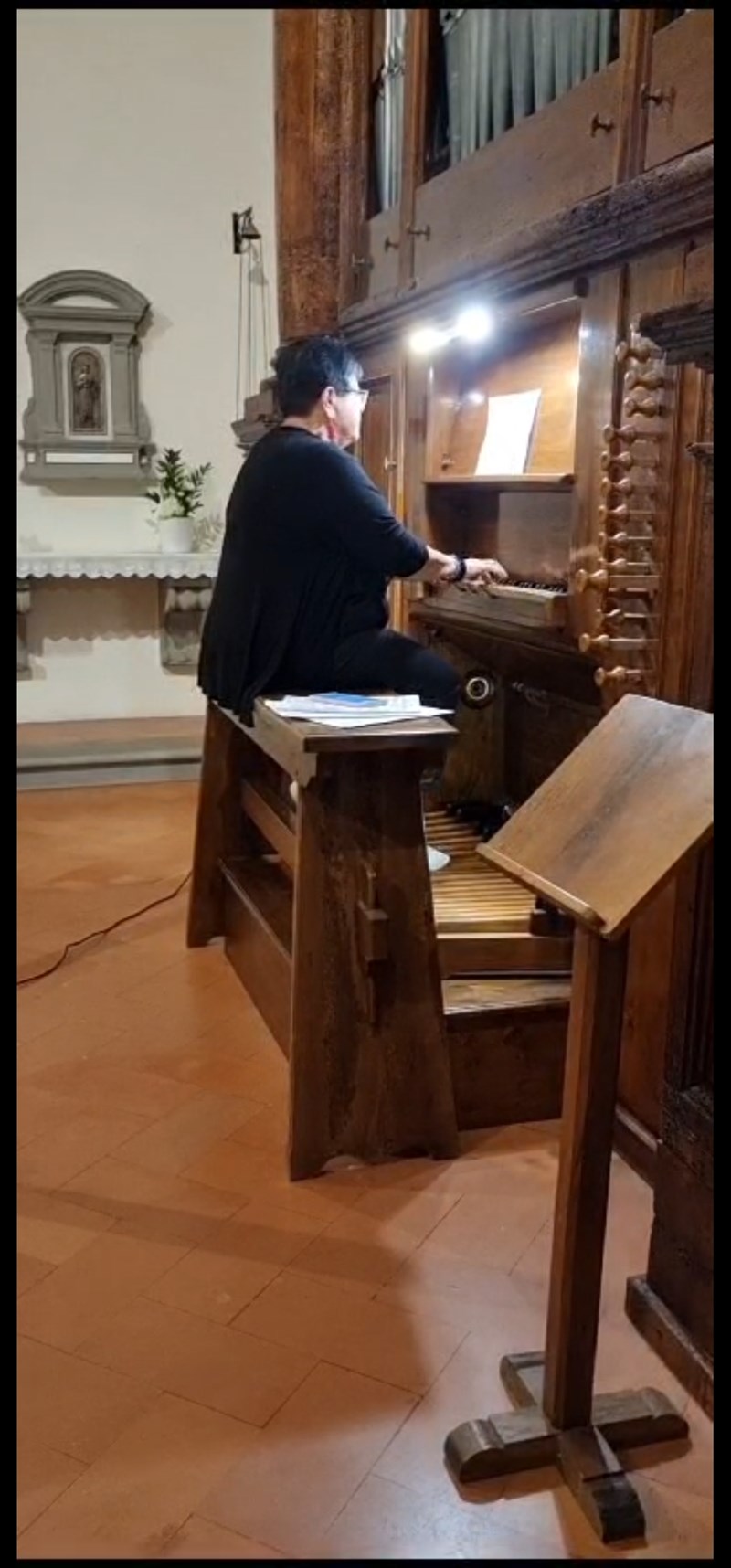 La Prof.ssa Marilisa Cantini all’organo della chiesa di Ronta.