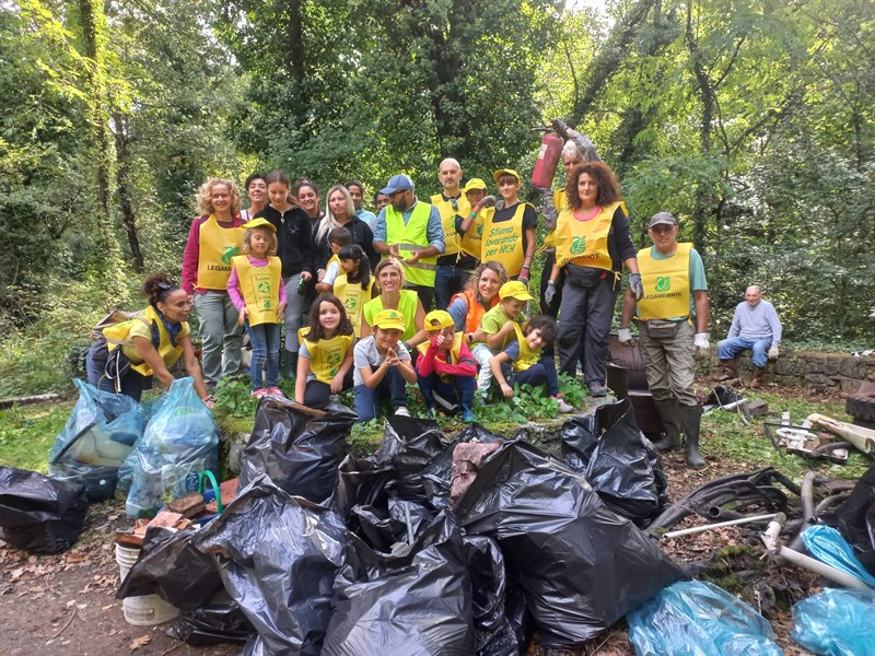 Foto di gruppo con spazzatura