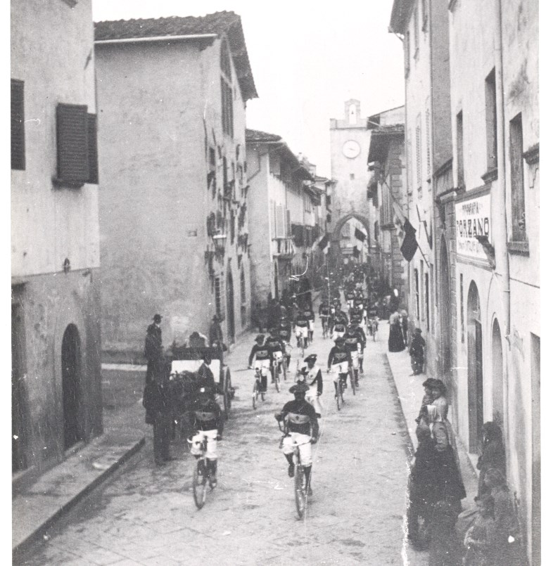 Una manifestazione ciclistica del CCA 1907, transita nell’allora Corso Vittorio Emanuele. A destra si nota la scritta  dell’antica Tipografia “Forzano”. (Foto Avv. G. Ungania)