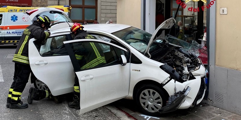 Scandicci. paura in via de' Rossi. Auto finisce nella vetrina di un negozio