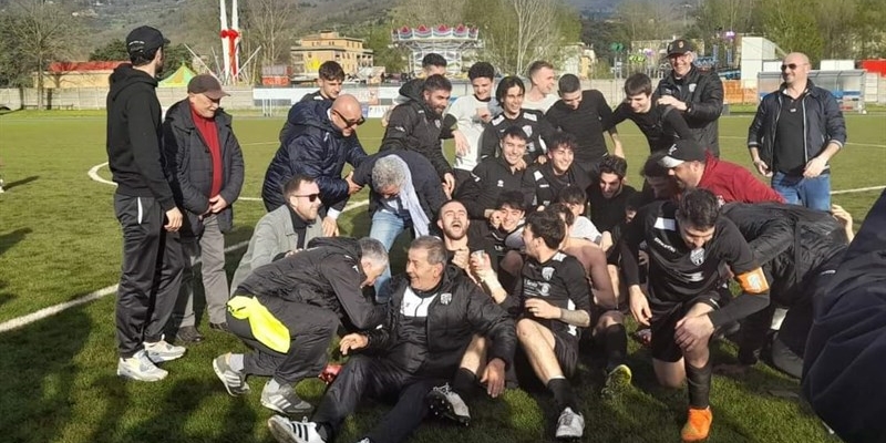 Festeggiamenti per la vittoria del campionato di Promozione per l'Audax Rufina