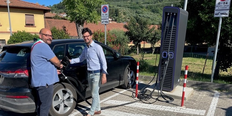 Prima ricarica della stazione elettrica a ricarica rapida a San Francesco