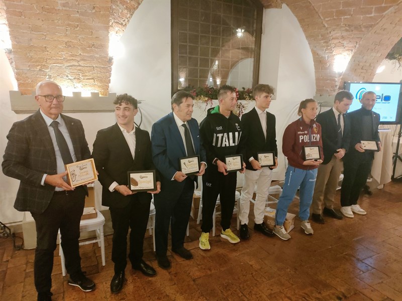 I premiati "Le Velò"; da sinistra Giuseppe Martinelli, Cosimo Casati, Riccardo Magrini, Gianluca Valori, Enea Sambinello, Ginevra Taddeucci, Leandro Vessella e Michele Raschi.