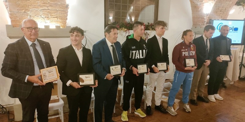 I premiati "Le Velò"; da sinistra Giuseppe Martinelli, Cosimo Casati, Riccardo Magrini, Gianluca Valori, Enea Sambinello, Ginevra Taddeucci, Leandro Vessella e Michele Raschi.