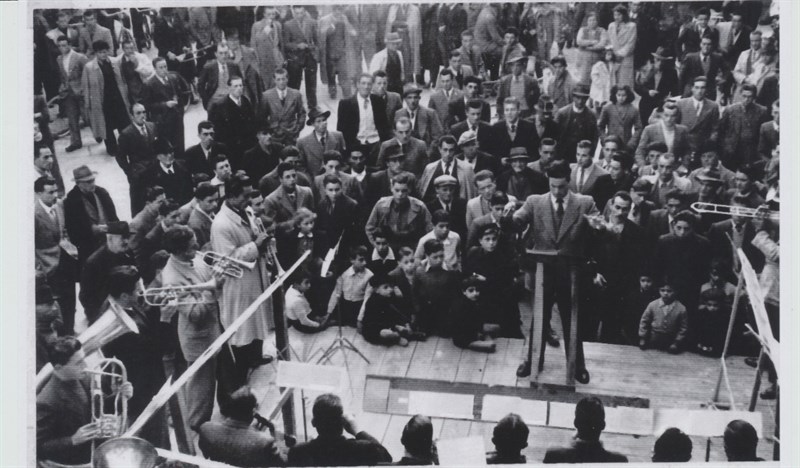2 giugno 1946. Il Maestro Silvano Sardi, nonno di Andrea, dirige la Banda Musicale “G. Verdi” di Borgo in piazza Garibaldi