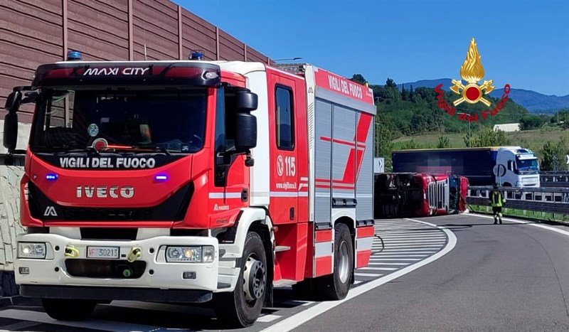 il camion ribaltato in lontananza