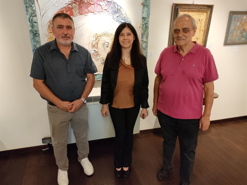 L’artista Elisa Marianini fra gli assessori Franco Frandi e Alessandro Galeotti