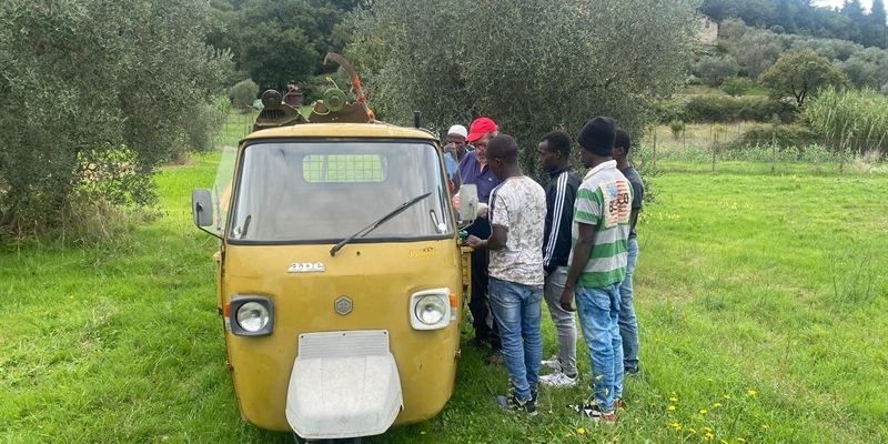 Vaglia, al via il progetto "Rastrello": gli ospiti del Centro accoglienza di Pratolino a lavoro in un'azienda agricola di zona