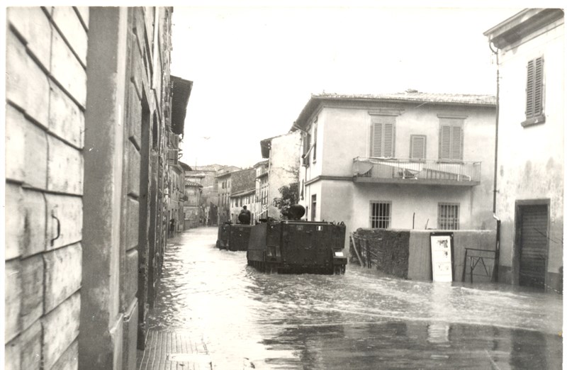 Via Brocchi con alcuni anfibi dei carabinieri 