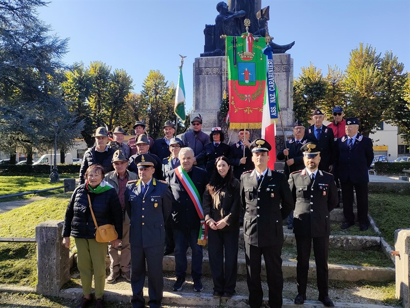 Foto ricordo dei partecipanti davanti al Monumento