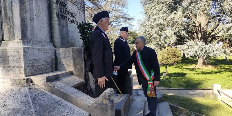 La deposizione della corona d’alloro al Monumento ai caduti