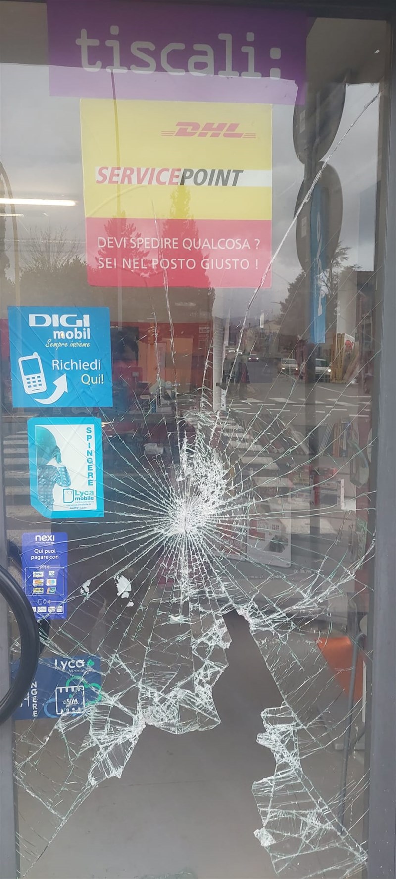 Foto della spaccata nel negozio di telefonia a Borgo San Lorenzo