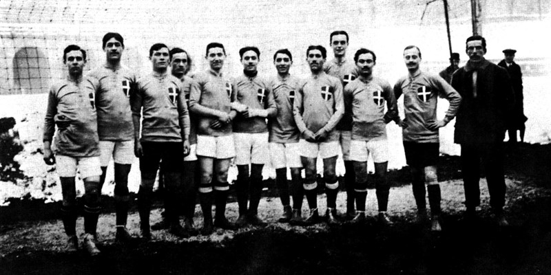 1911 - La Nazionale in campo con la maglia azzurra (114 anni fa):