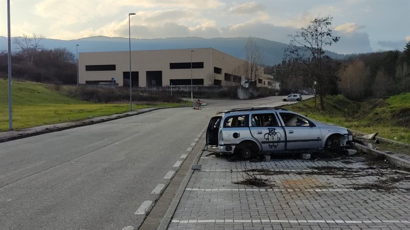 Auto abbandonate in Via del Visano