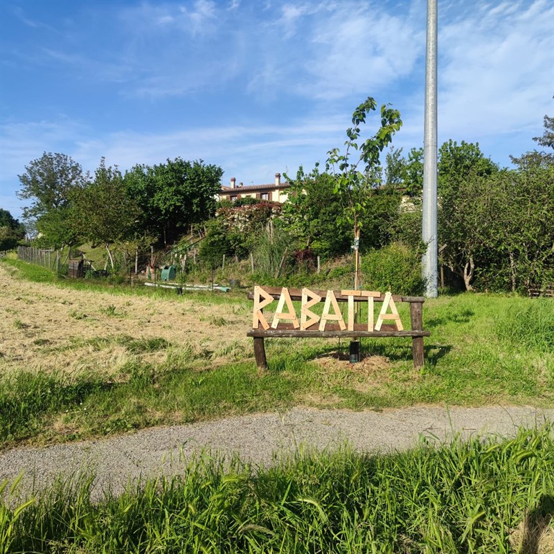 L'insegna in legno zona Rabatta 