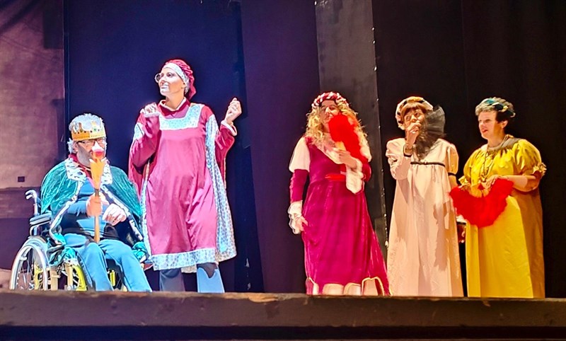 Secondo Sold out per “Oh che bel castello” AL Giotto di Vicchio: tutti i colori di I.N.D.A.C.O per uno spettacolo eccezionale!