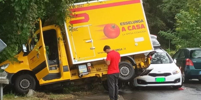 Incidente nel Comune di Pontassieve, auto in bilico