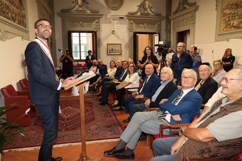  Una targa al regista Alessandro Sarti per il suo impegno per la cultura toscana ed il cinema