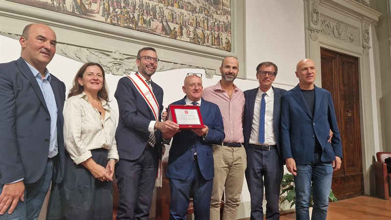  Una targa al regista Alessandro Sarti per il suo impegno per la cultura toscana ed il cinema