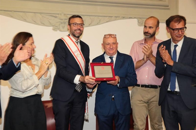  Una targa al regista Alessandro Sarti per il suo impegno per la cultura toscana ed il cinema