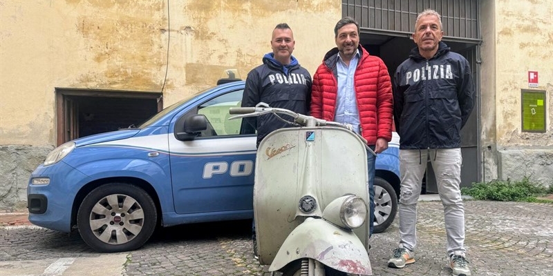 I Falchi della Questura hanno restituito la Vespa al suo legittimo proprietario 