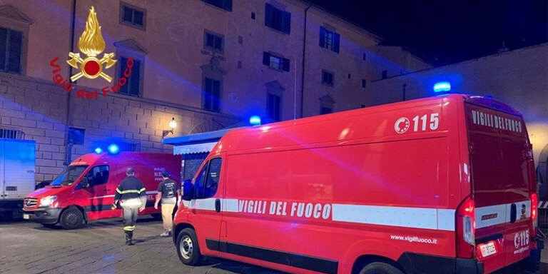 Incendio di una baracca nei pressi dell’ospedale di Careggi. Intervento dei vigili del fuoco di Firenze