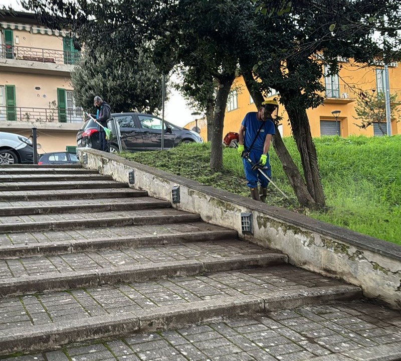 lavori di ripulitura della scalinata