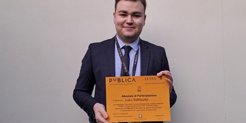 Oleg Bartolini con la certificazione di presenza al Seminario "𝘎𝘦𝘴𝘵𝘪𝘰𝘯𝘦 𝘥𝘦𝘭𝘭𝘦 𝘳𝘪𝘴𝘰𝘳𝘴𝘦 𝘥𝘦𝘭 𝘗𝘕𝘙𝘙 𝘦 𝘱𝘳𝘰𝘨𝘳𝘢𝘮𝘮𝘢𝘻𝘪𝘰𝘯𝘦 2021- 2027" 