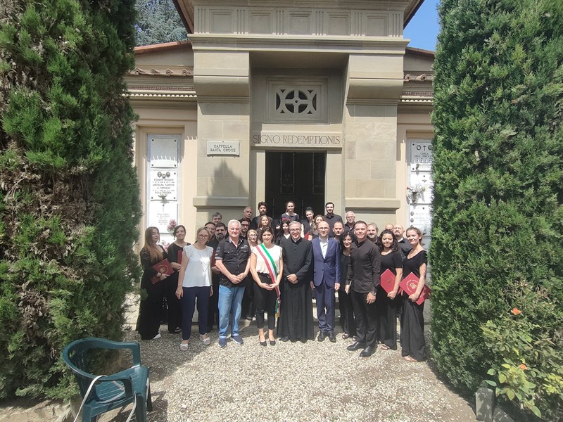 Foto ricordo davanti alla Cappella dove riposa Mons. Domenico Bartolucci.