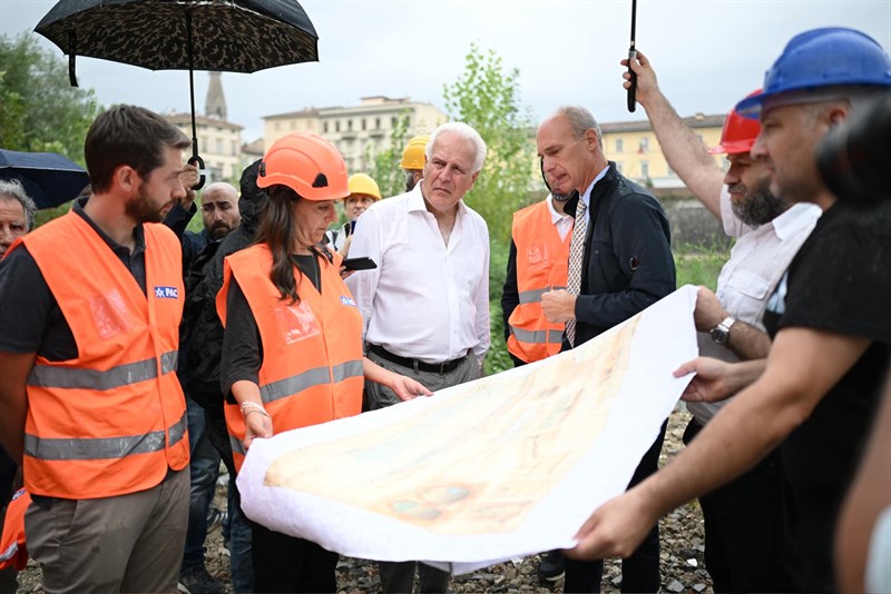 Il sopralluogo al tunnel sotto l'Arno