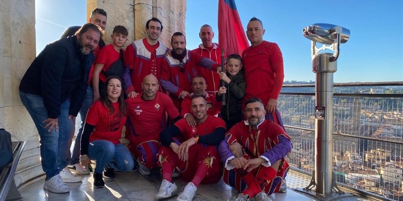 I calcianti con Brando sulla Cupola del Duomo