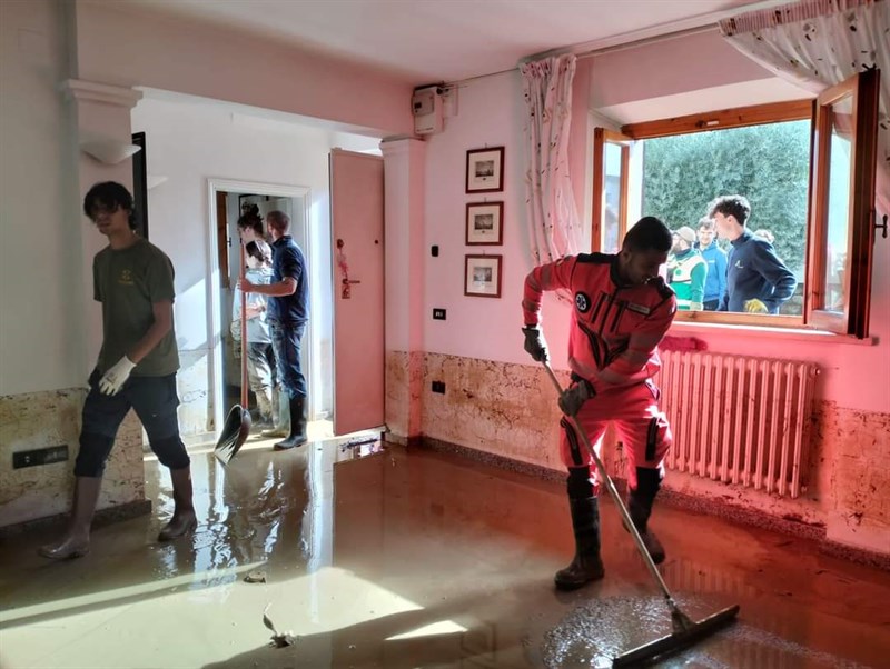 I giovani della Consulta Giovani di Pontassieve assieme a Croce Azzurra Pontassieve a Stabbia dopo l'alluvione