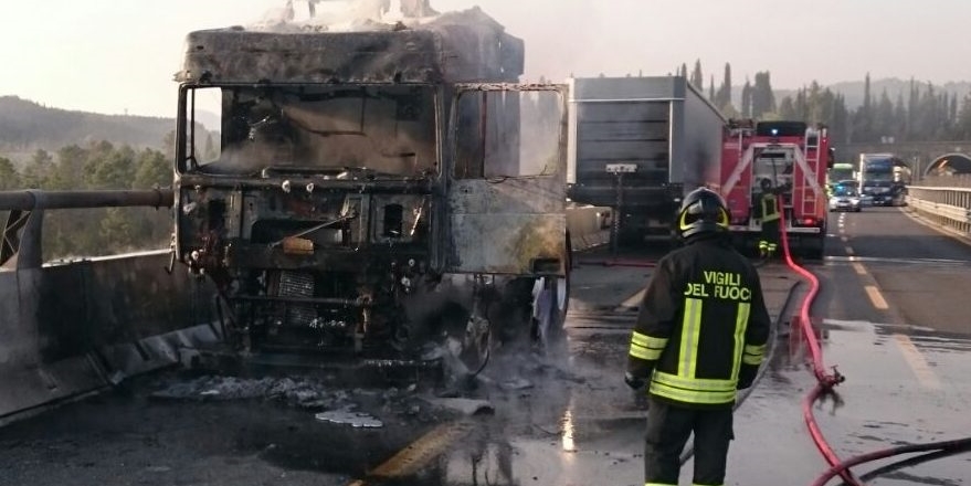 Camion in fiamme. Immagine di repertorio 