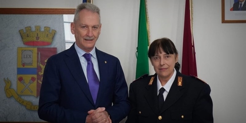 L'Ispettore Manuela Rigoni col Prefetto Auriemma.