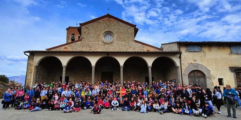 I partecipanti alla Via Crucis davanti alla magnifica Pieve di San Giovanni Maggiore