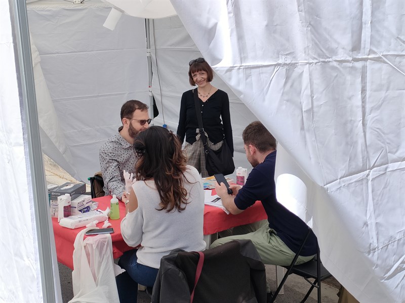 Un interno di un gazebo adibito a visite sanitarie. 