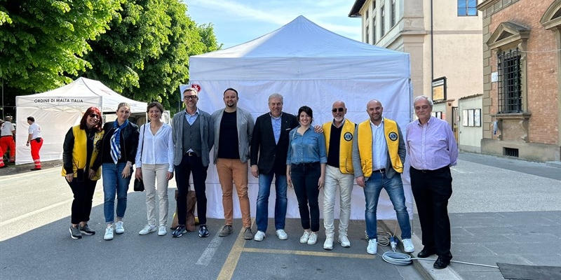 Le autorità comunali con i dirigenti del Lions club Mugello 