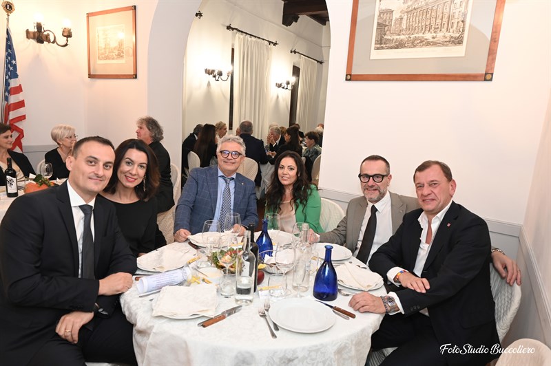 Il tavolo con il Capitano Francesco Ferrara a sinistra e il sindaco Federico Ignesti a destra