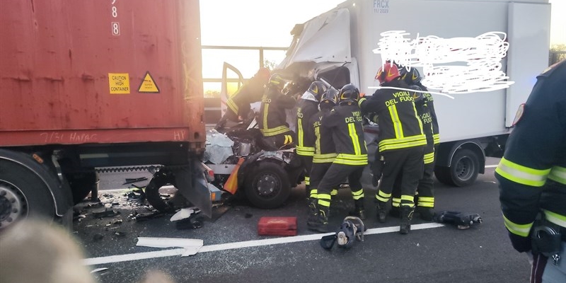 A1 Barberino - Tragico incidente -  Furgone tampona mezzo pesante - Il conducente è deceduto