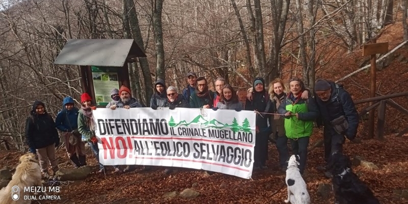 Un momento della protesta del comitato Tutela Crinale Mugellano Crinali Liberi