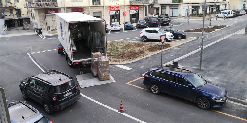 Il camion per lo scarico e carico è costretto ad una sosta non proprio idonea