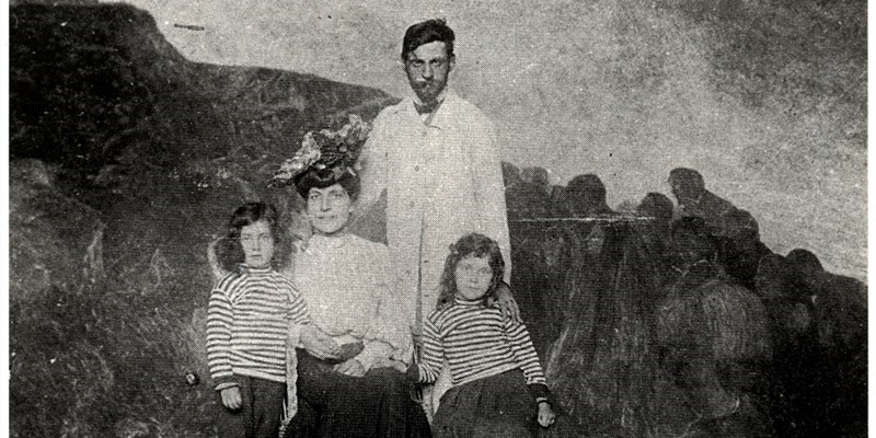 Primi del ‘900. Galileo Chini con la moglie Elvira Pescetti e i  figli Eros e Isotta, in una immagine del famoso pittore fotografo Nunes Vais. 