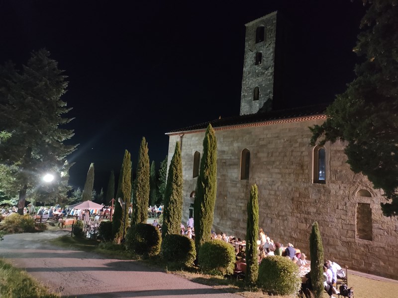 Una panoramica della festa a San Cresci in Valcava 