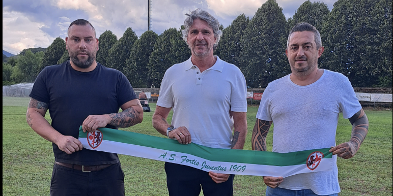 Il nuovo mister al centro insieme al Presidente e DS