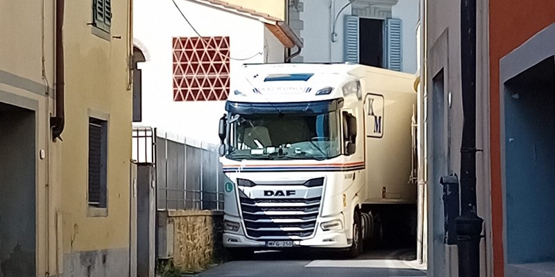 Il camion incastrato