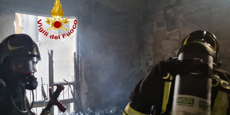 L'intervento dei vigili del fuoco in via Ghibellina