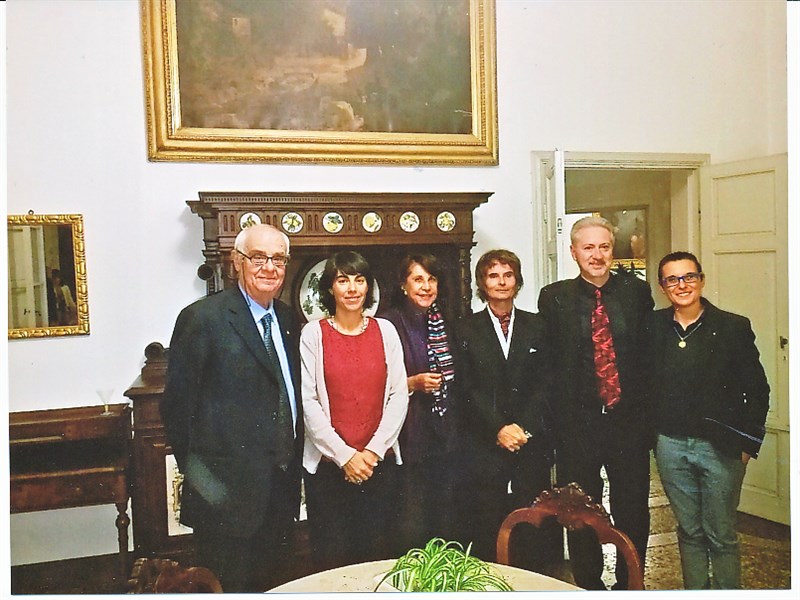 Fabrizio Scheggi, secondo da destra, in un simposio culturale a villa di Striano a Ronta.